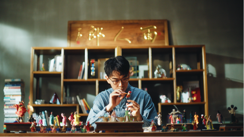 郎佳子彧通过短视频直播,让更多人关注并喜欢捏面人。受访者供图